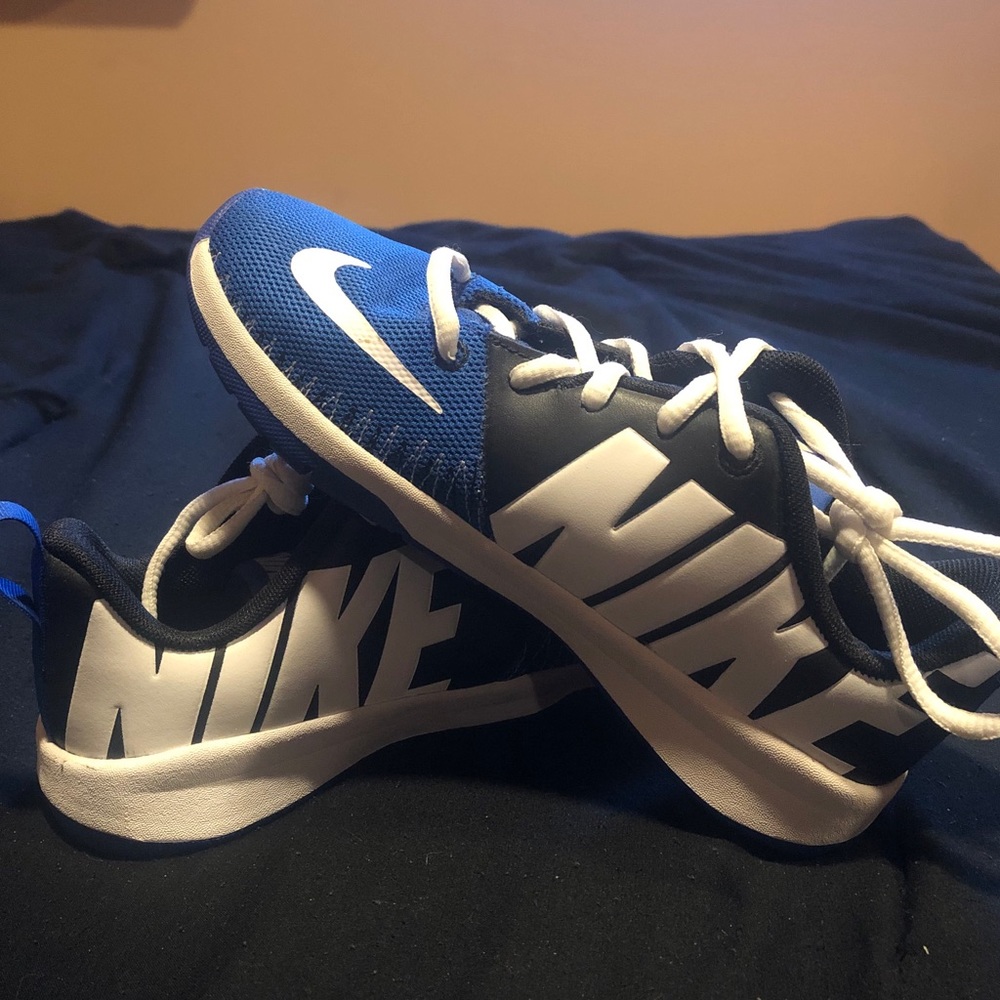 Boys Nike Team Hustle size 2 shoe